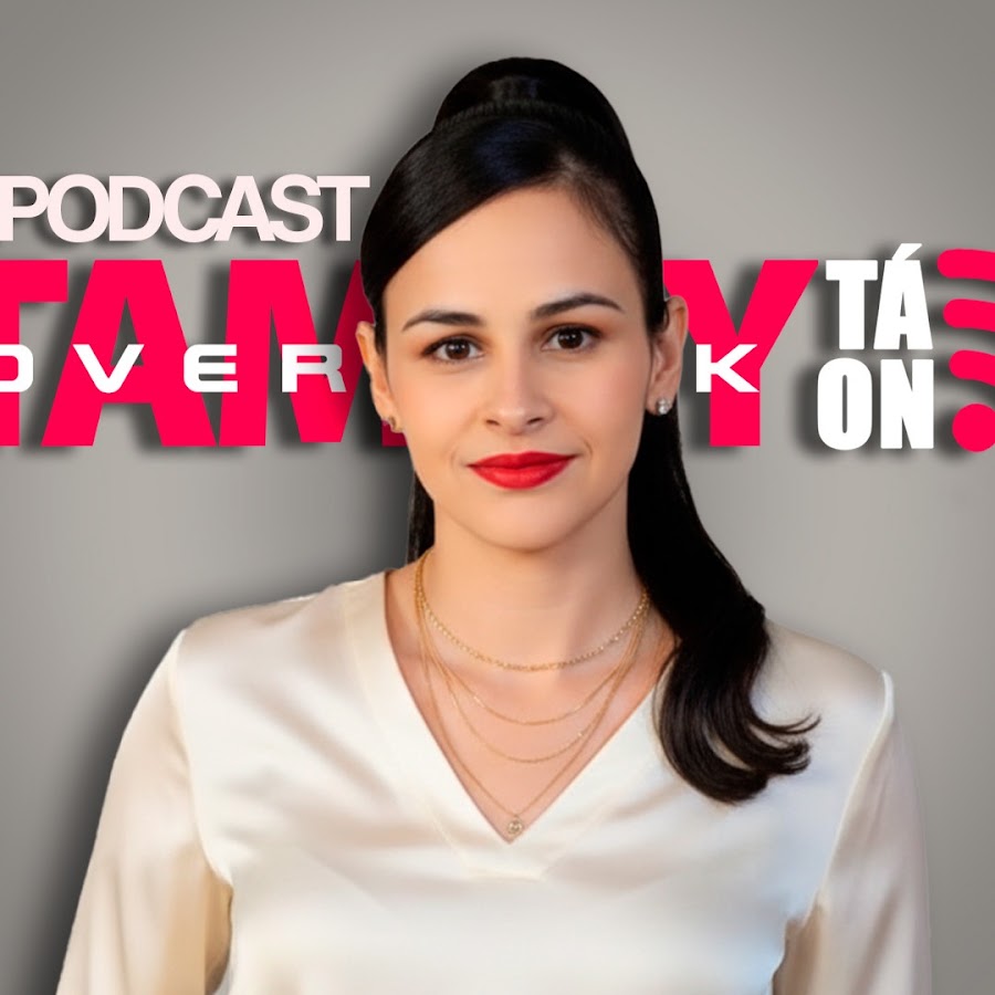 Identidade visual oficial do podcast Tammy Tá On, com a apresentadora Tammy Overneck